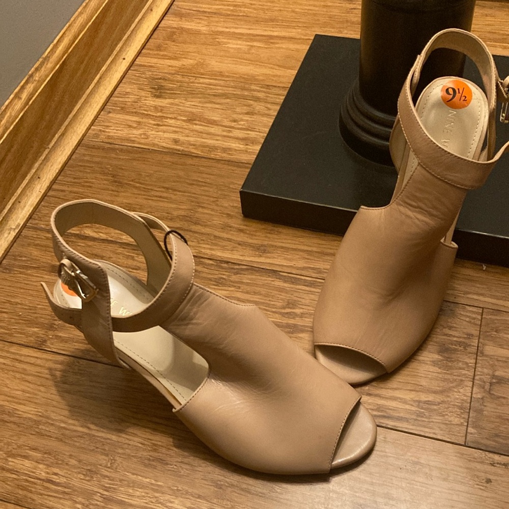 Tan Nine West sandals size 9 1/2